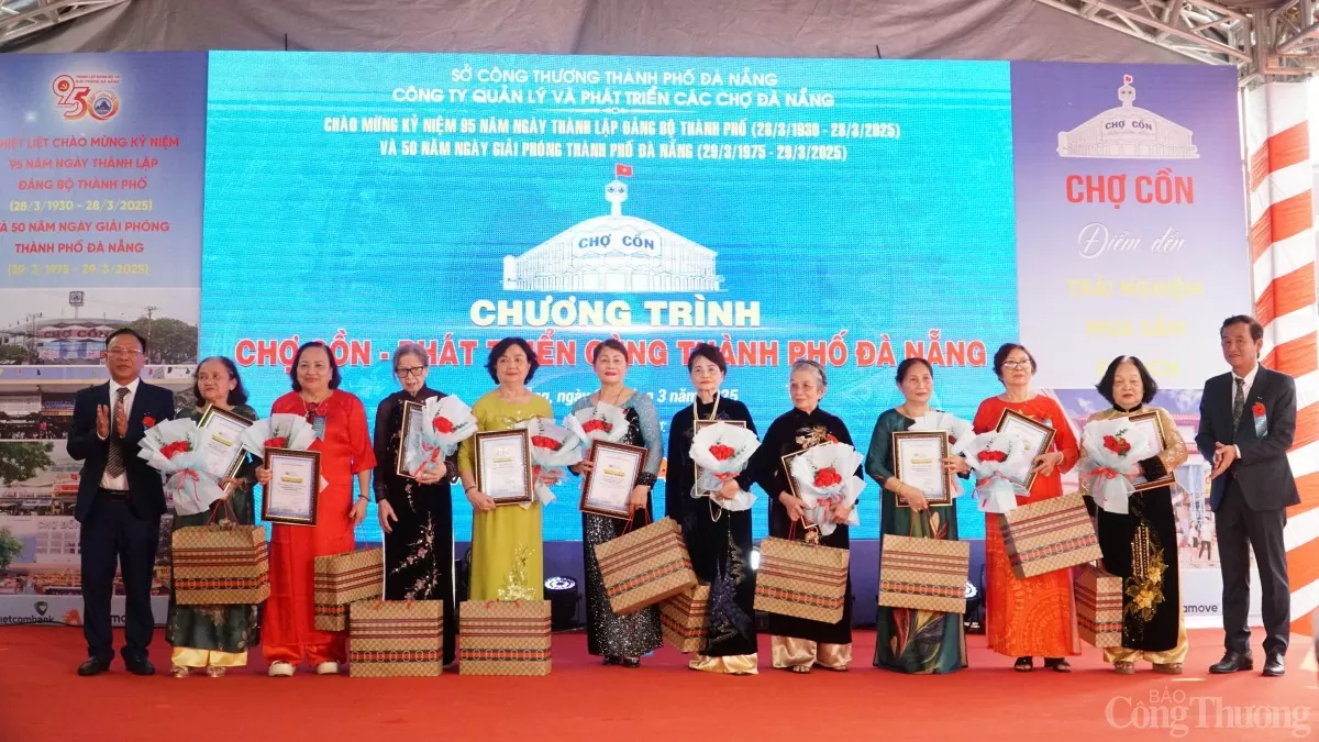 Các thương nhân được vinh đã đã có 40, 50 năm kinh doanh tại chợ Cồn