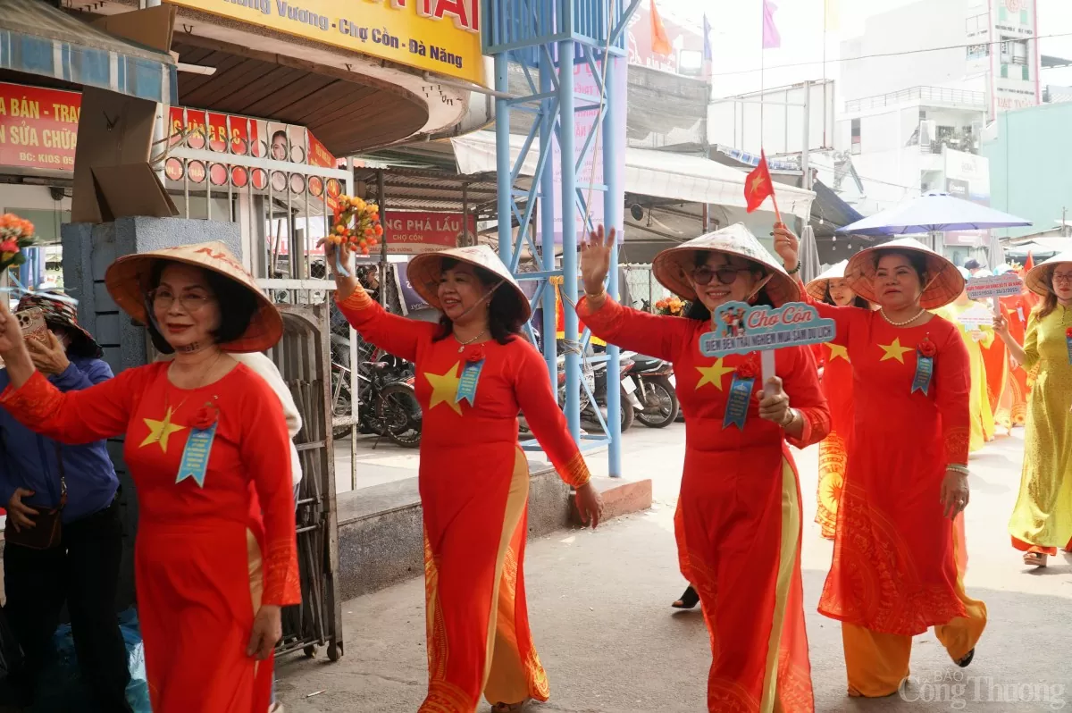 Mang trên mình tà áo dài duyên dáng có hình cờ Tổ quốc