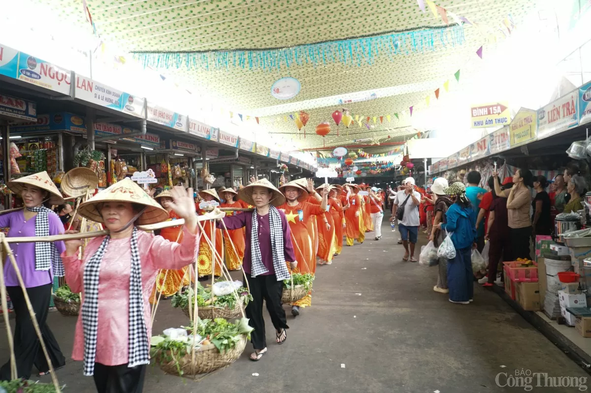Các bà, các cô tiểu thương tại chợ Cồn tái hiện lại cảnh buôn bán chợ Cồn thời kỳ ban đầu với những gánh hàng rau