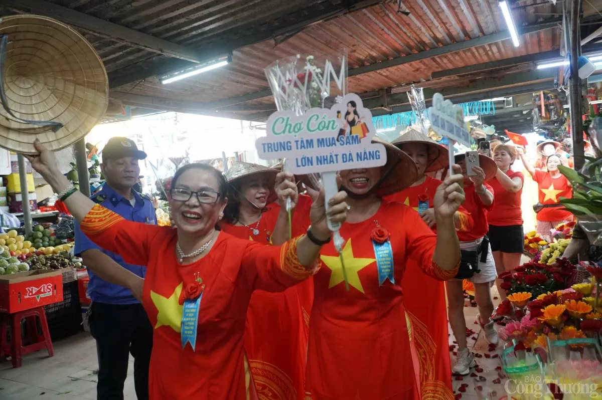 Bà Lê Thị Tức đã có hơn 50 năm gắn bó với chợ Cồn tham gia chương trình diễu hành trong sự xúc động và niềm hạnh phúc