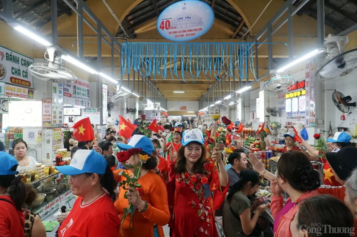 Diễu hành qua các cung đường nội bộ chợ Cồn, các tiểu thương nhận được sự cổ vũ và tham gia hưởng ứng của đông đảo người dân, du khách đang mua sắm, thưởng thức ẩm thực tại chợ