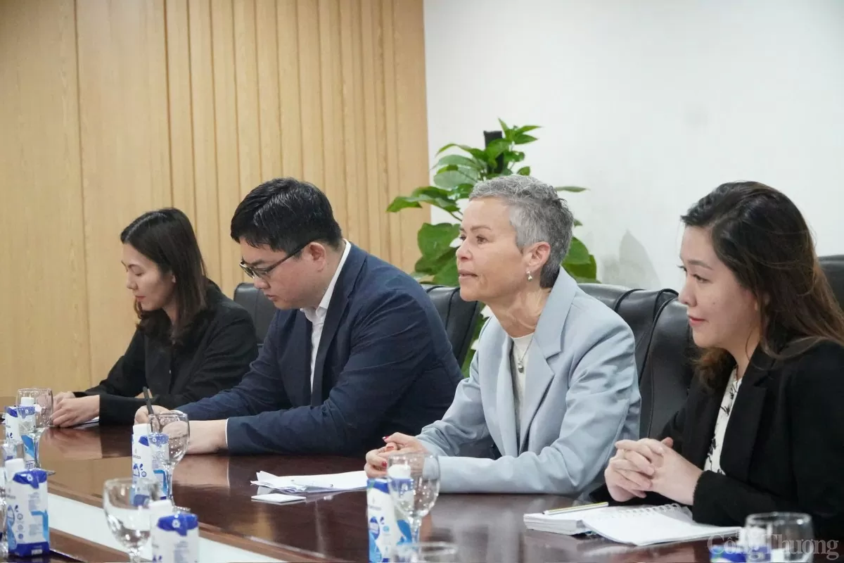 Thứ trưởng Nguyễn Sinh Nhật Tân tiếp và làm việc với Phó Chủ tịch điều hành toàn cầu của Tập đoàn A.P.Moller - Maersk