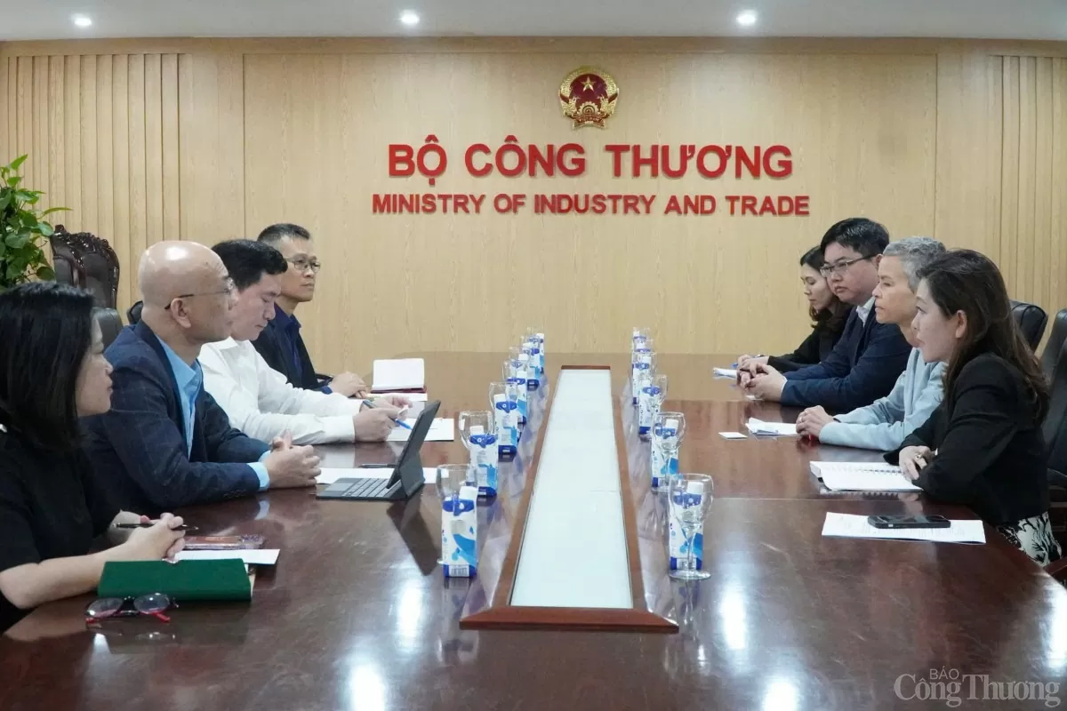 Thứ trưởng Nguyễn Sinh Nhật Tân tiếp và làm việc với Phó Chủ tịch điều hành toàn cầu của Tập đoàn A.P.Moller - Maersk