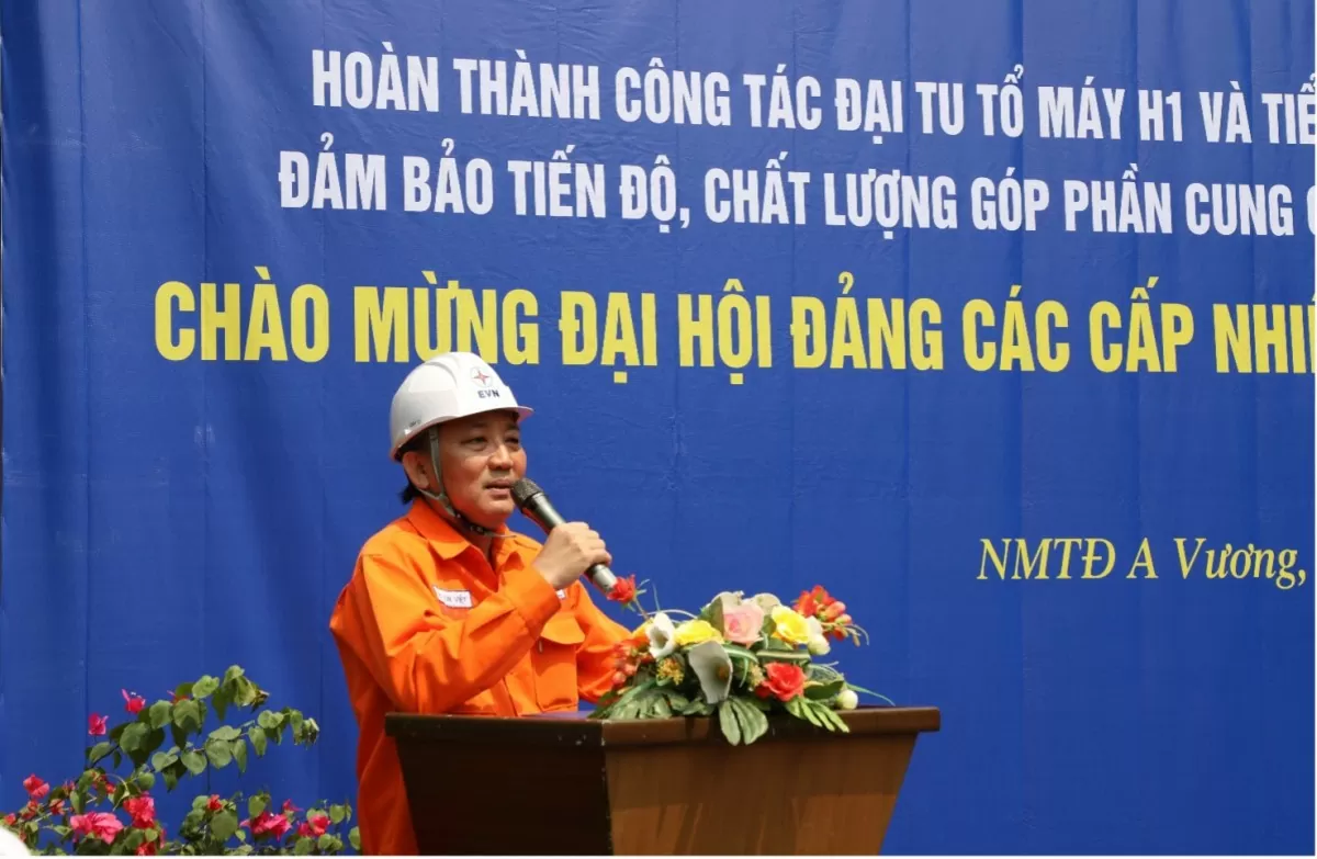 Ông Võ Văn Việt – Quản đốc Phân xưởng Sửa chữa phát biểu tại buổi Lễ