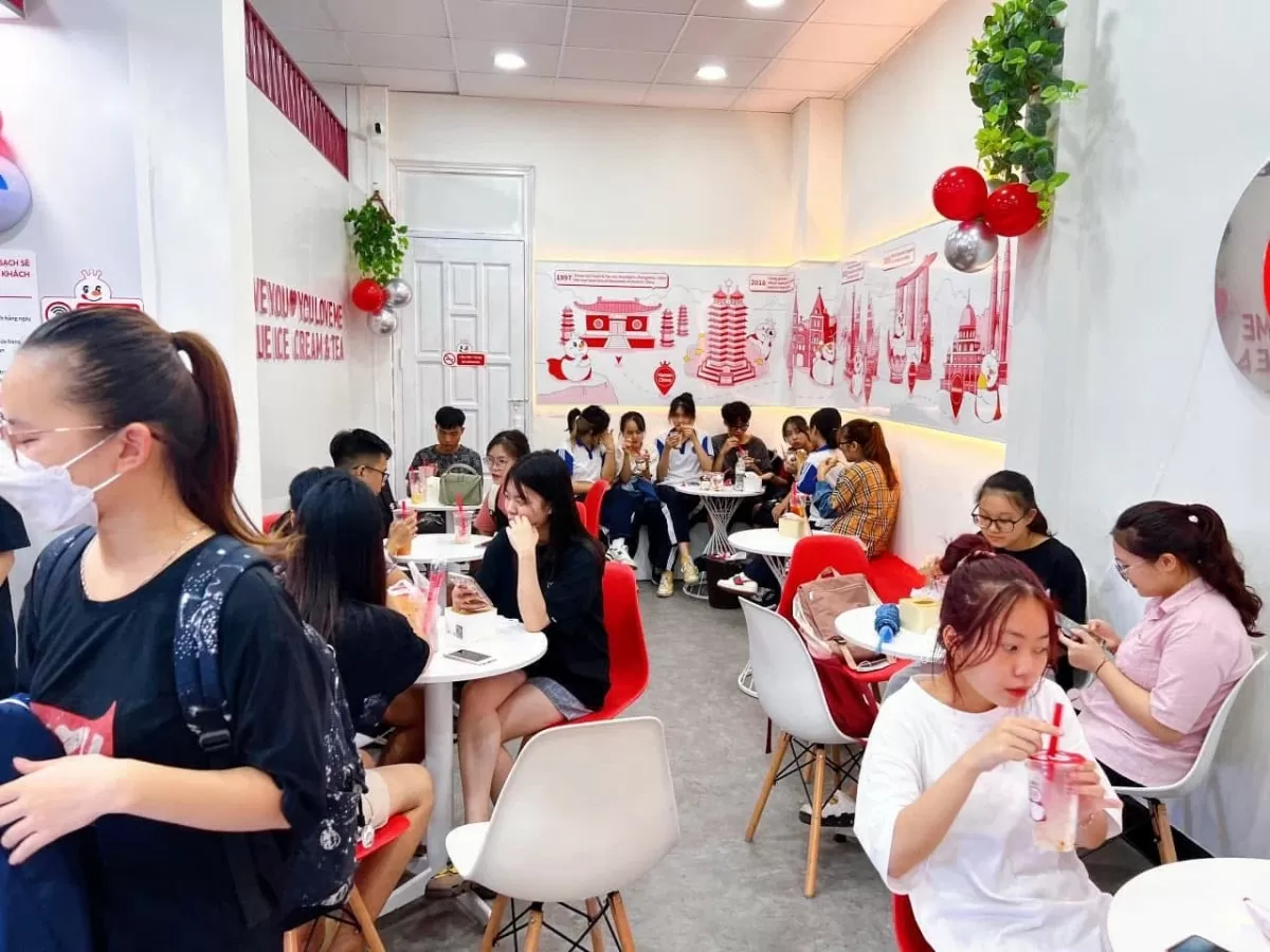 Trà sữa Mixue được nhiều học sinh, sinh viên ưa chuông. Ảnh: Nguyễn Thanh