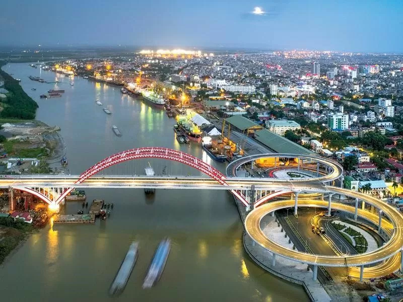 “Thành phố Cảng” Hải Phòng là địa phương hiếm hoi sở hữu đầy đủ 5 loại hình giao thông: đường bộ, đường thủy, đường biển, đường sắt, đường hàng không. Ảnh: Tuấn Sơn