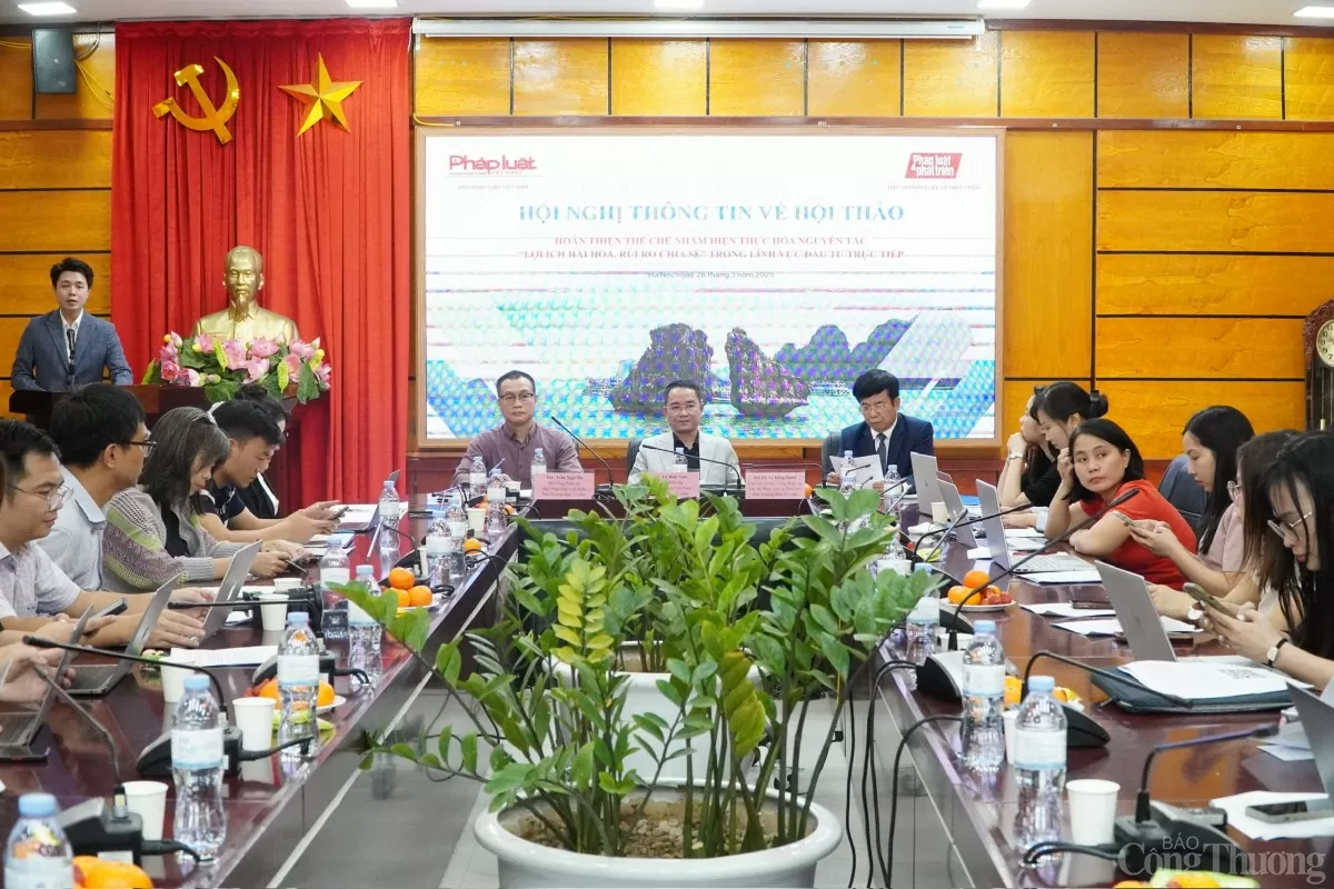 Toàn cảnh hội nghị thông tin.
