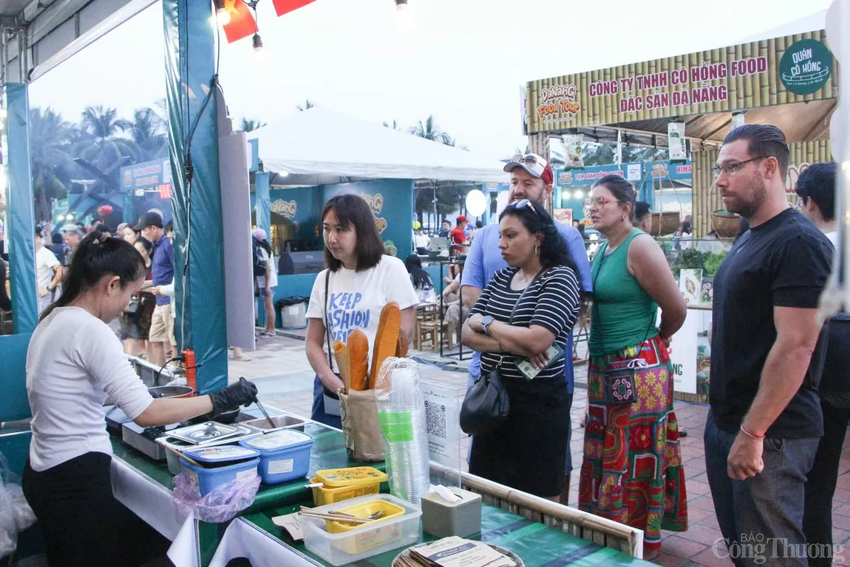 Khách quốc tế 'chen chân' tại Đà Nẵng Food Tour 2025