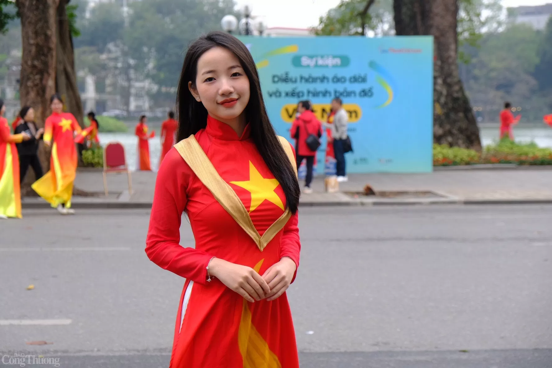 Hà Nội: Ấn tượng hàng trăm thiếu nữ diện áo dài xếp hình bản đồ Việt Nam