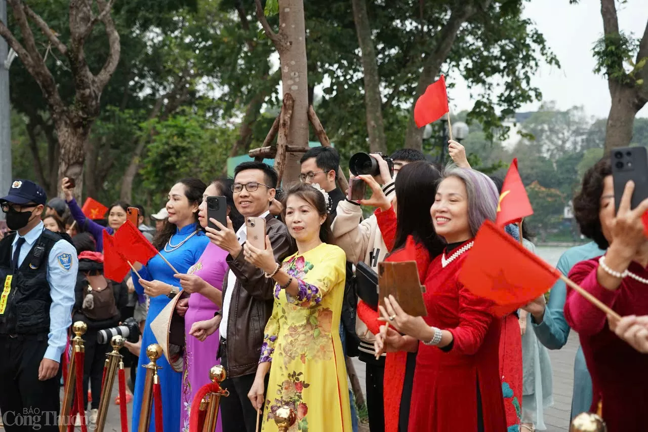 Hà Nội: Ấn tượng hàng trăm thiếu nữ diện áo dài xếp hình bản đồ Việt Nam