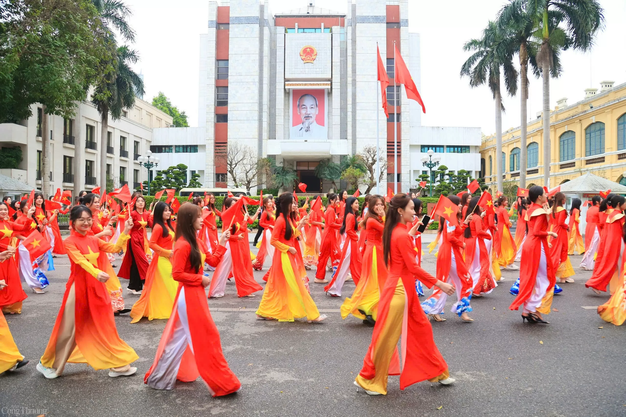 Hình ảnh đoàn diễu hành gây ấn tượng tại phố đi bộ Hồ Gươm. 