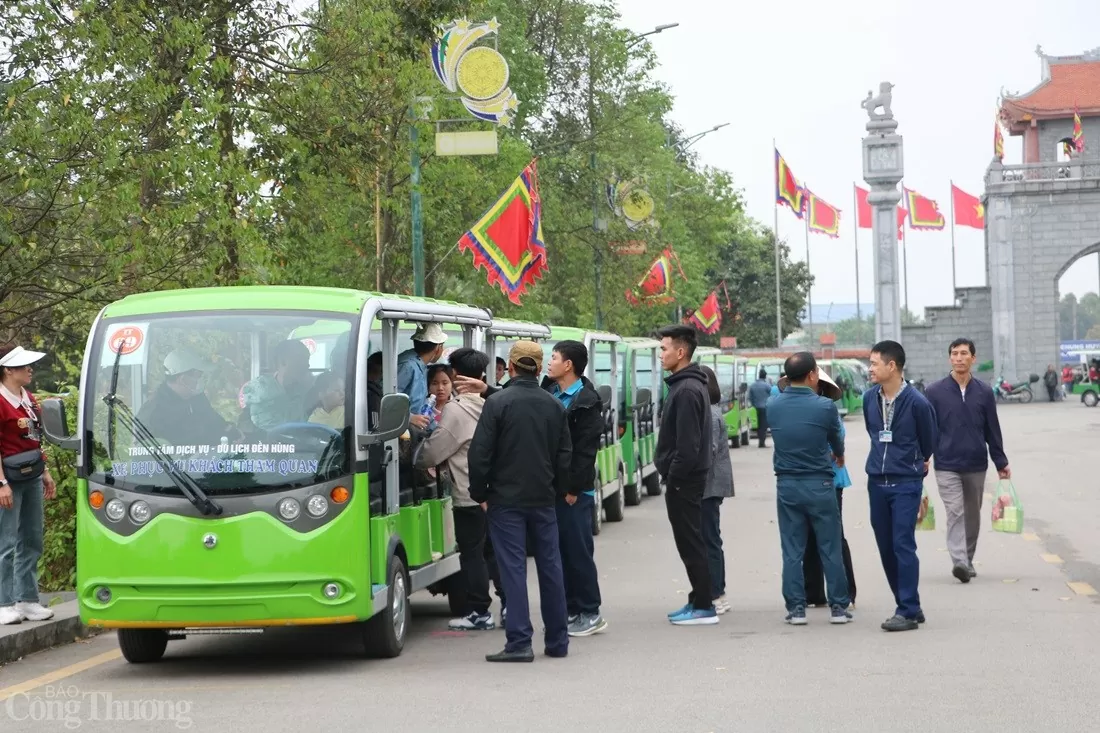 Đền Hùng chật kín khách thập phương trong ngày đầu khai hội