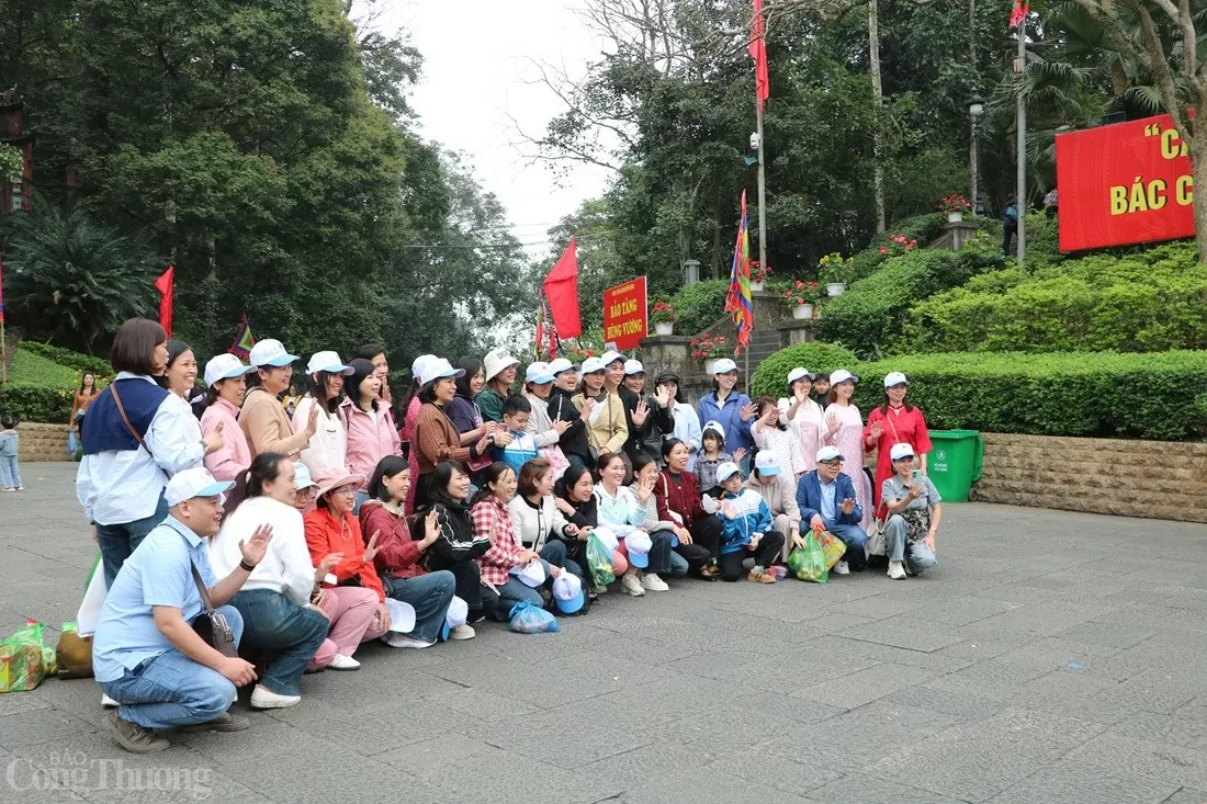 Đền Hùng chật kín khách thập phương trong ngày đầu khai hội