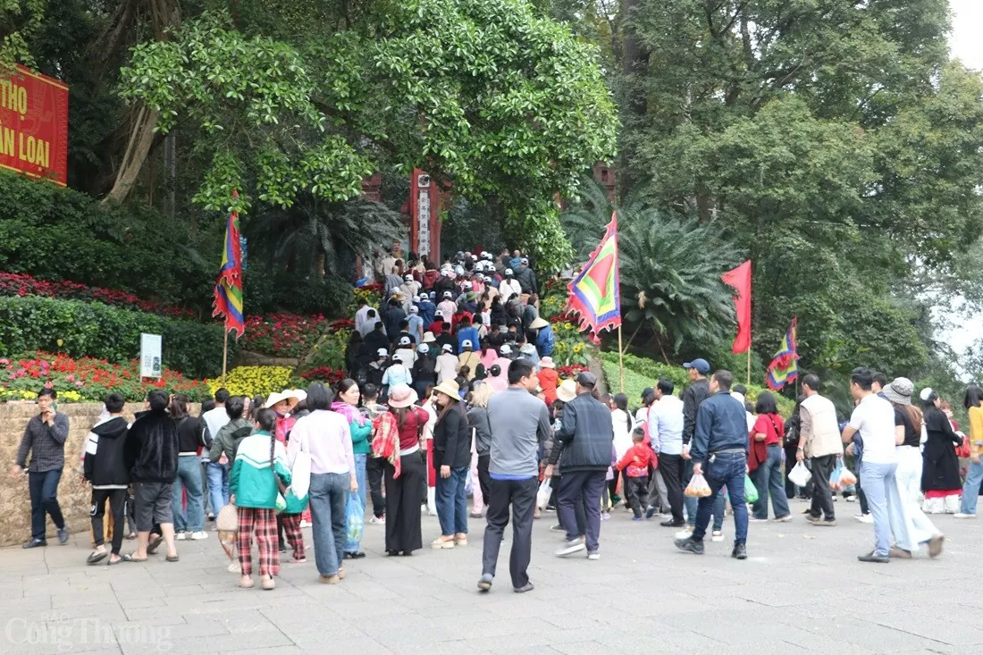 Đền Hùng chật kín khách thập phương trong ngày đầu khai hội