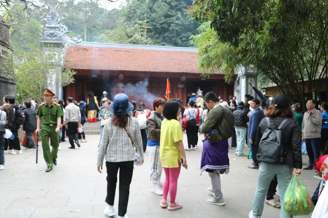 Đền Hùng chật kín khách thập phương trong ngày đầu khai hội