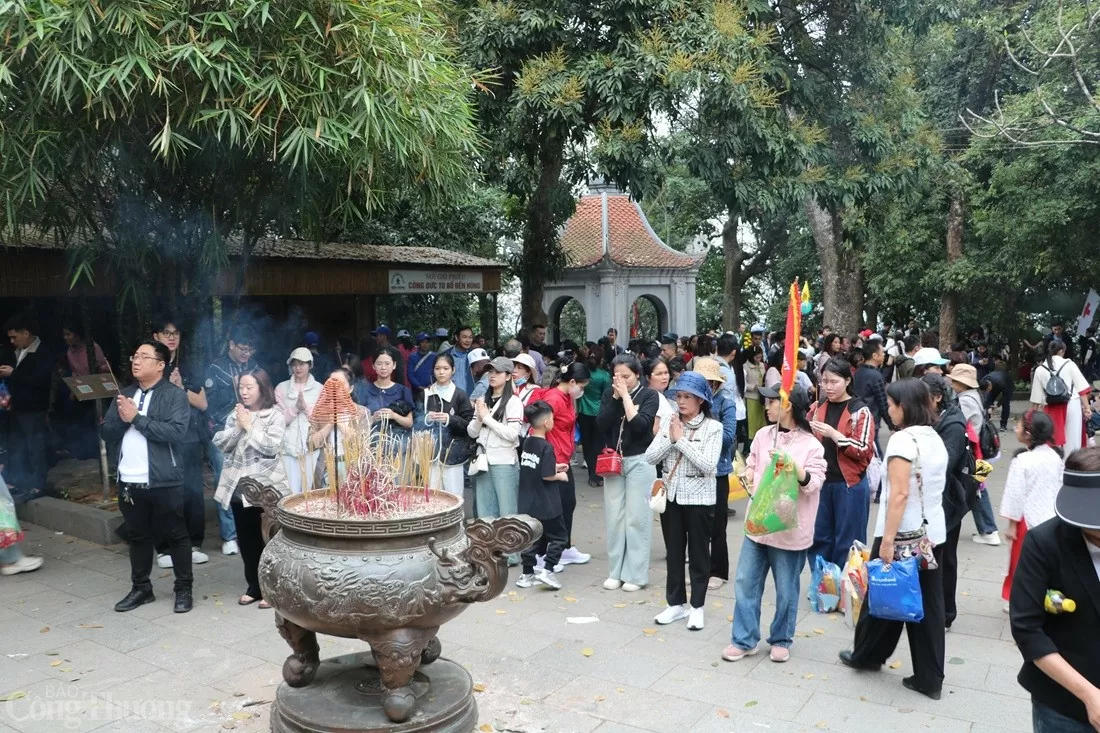 Đền Hùng chật kín khách thập phương trong ngày đầu khai hội