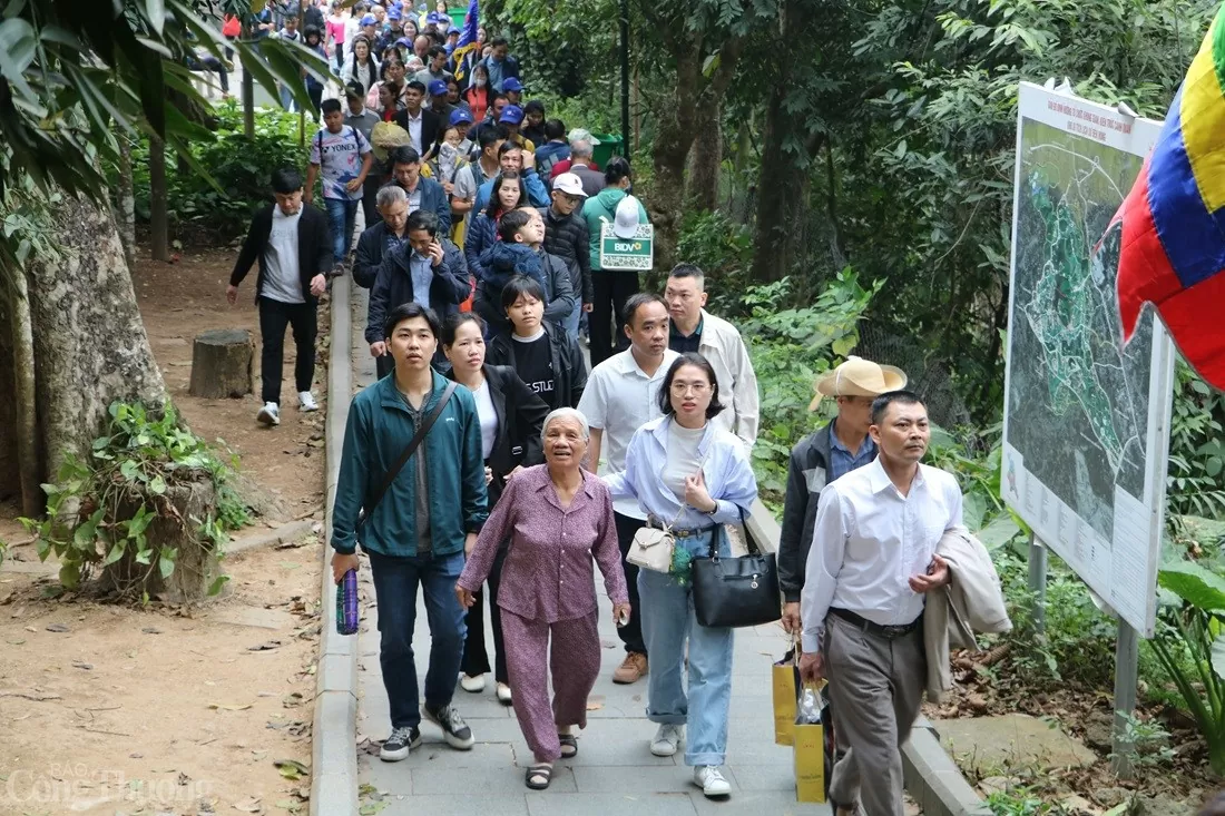 Đền Hùng chật kín khách thập phương trong ngày đầu khai hội