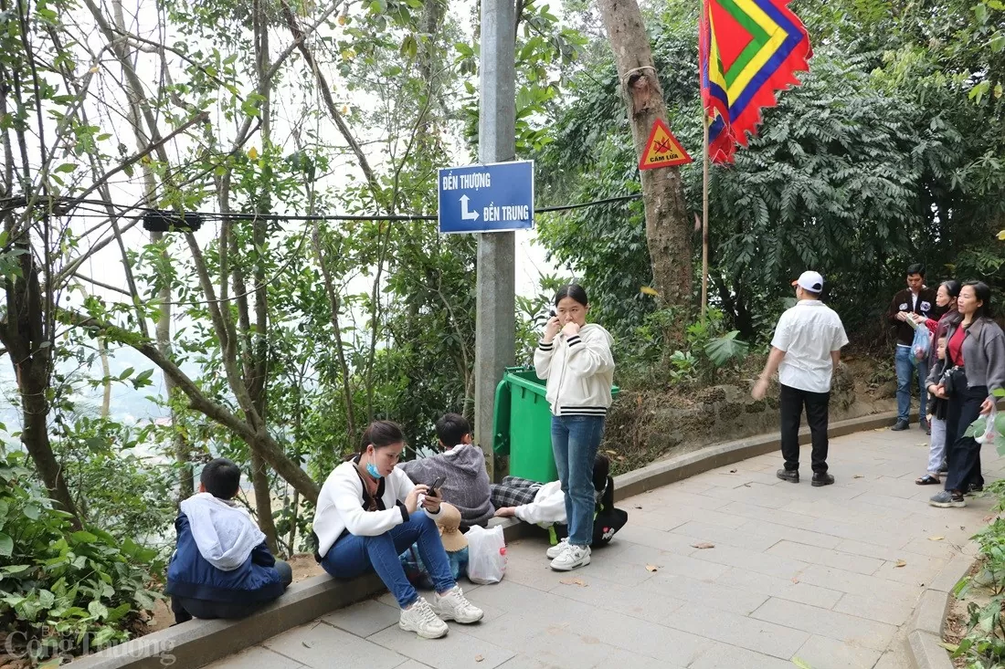 Đền Hùng chật kín khách thập phương trong ngày đầu khai hội
