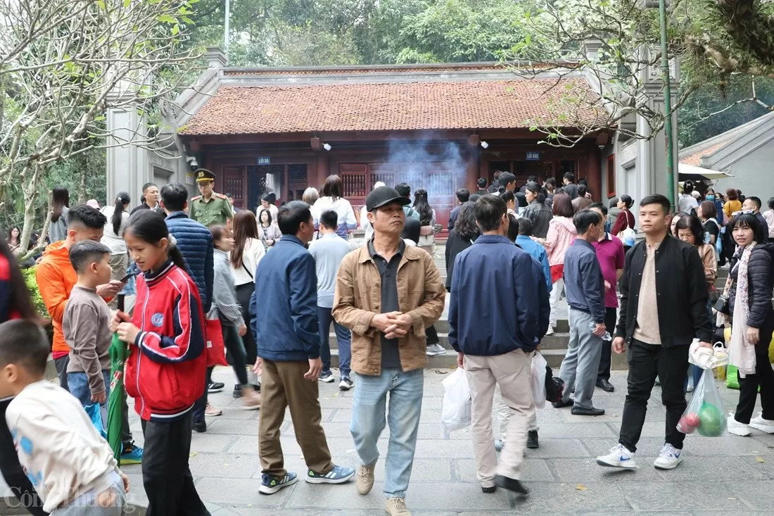 Đền Hùng chật kín khách thập phương trong ngày đầu khai hội
