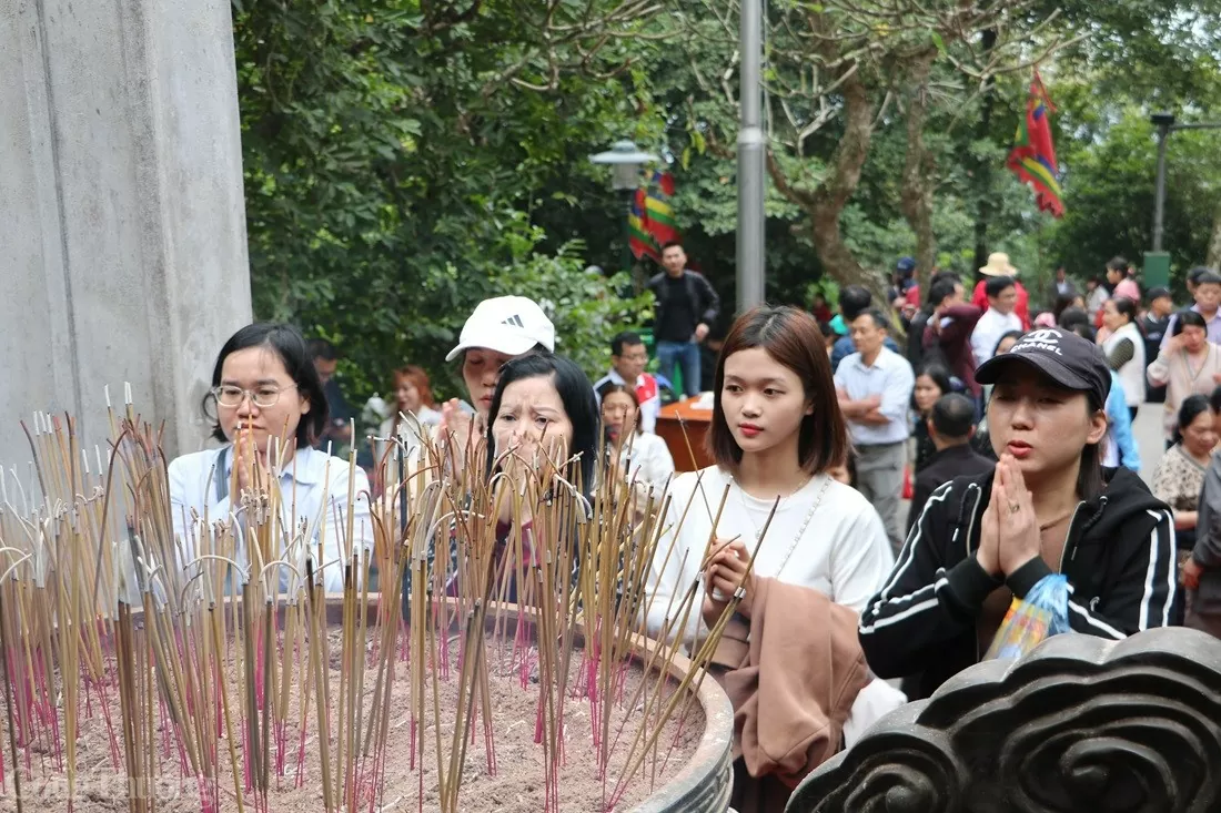 Đền Hùng chật kín khách thập phương trong ngày đầu khai hội