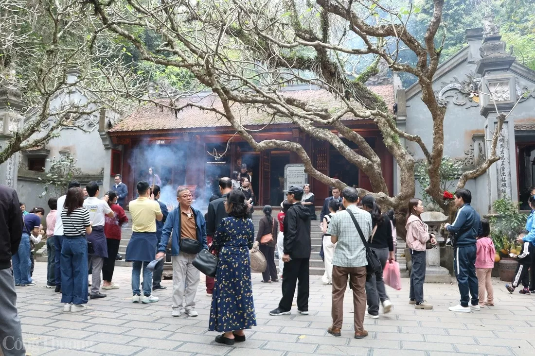 Đền Hùng chật kín khách thập phương trong ngày đầu khai hội