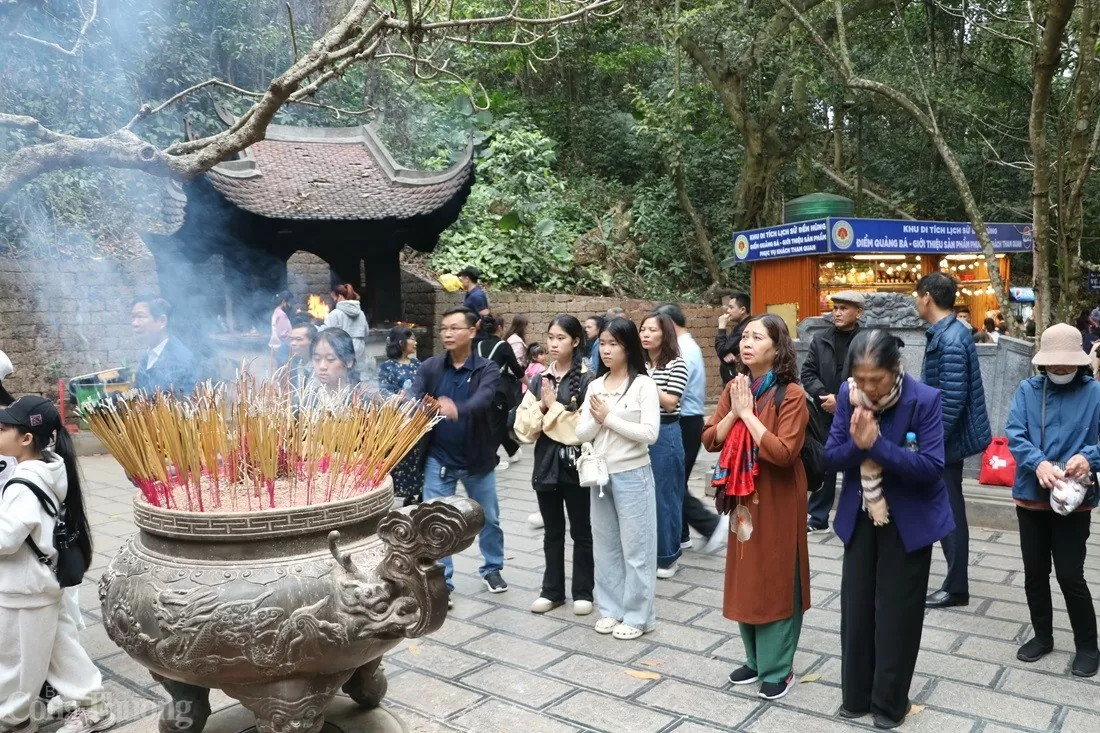 Đền Hùng chật kín khách thập phương trong ngày đầu khai hội