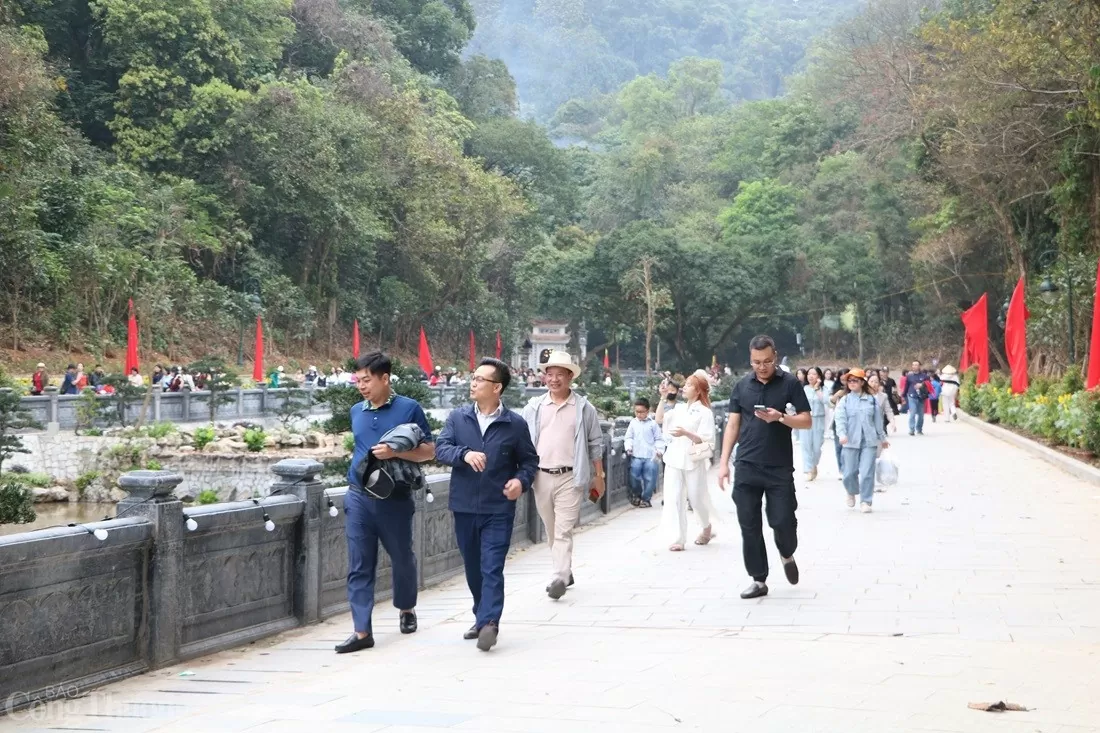 Đền Hùng chật kín khách thập phương trong ngày đầu khai hội