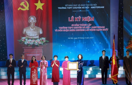 truong ha noi amsterdam ty le trung tuyen dai hoc tuyet doi