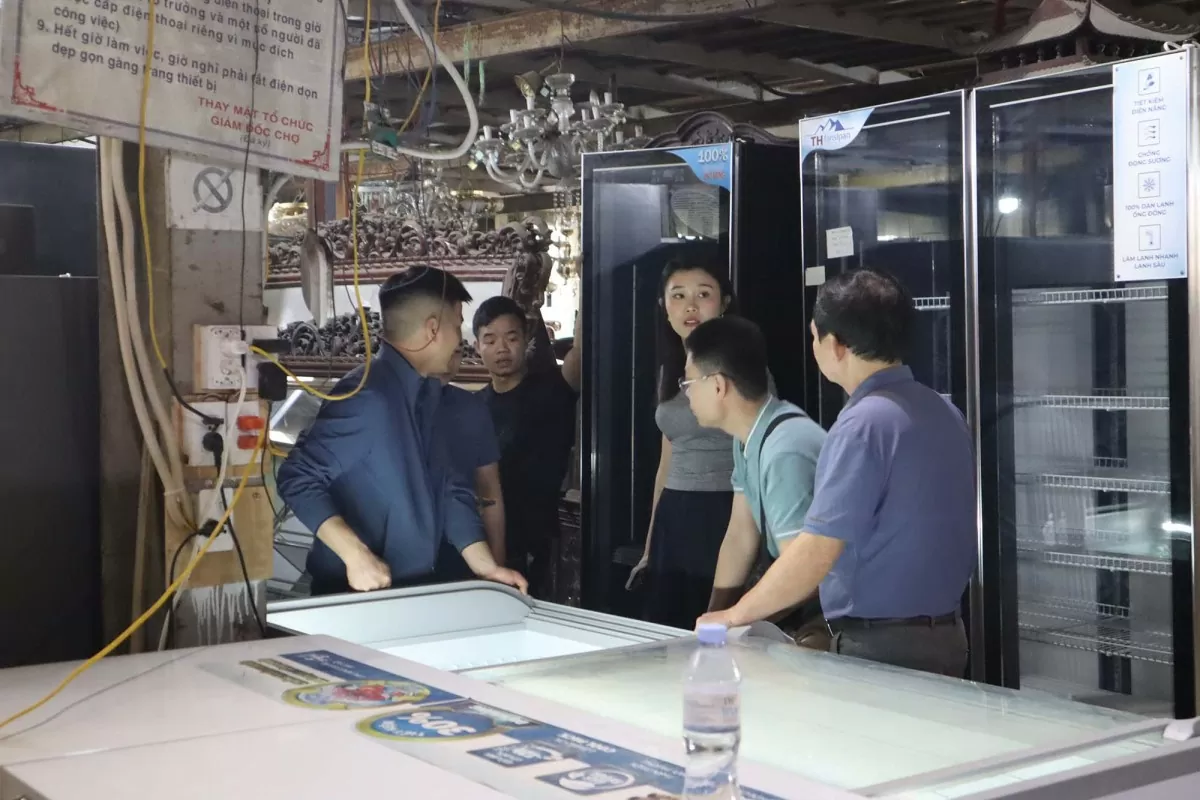 Tivi, tủ lạnh, máy giặt cũ – những mặt hàng được săn lùng tại chợ đồ cũ Hà Nội.