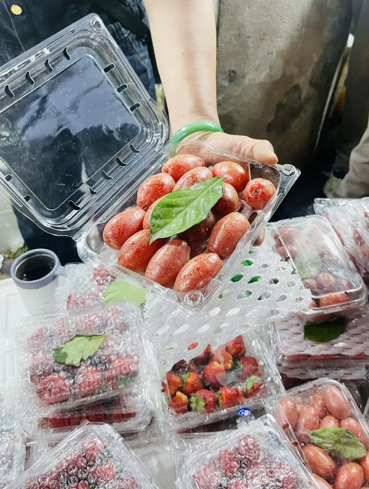 Một hộp nhót chín trái to đều được bán với giá 60.000 đồng/500gr. Ảnh: Nguyễn Thanh