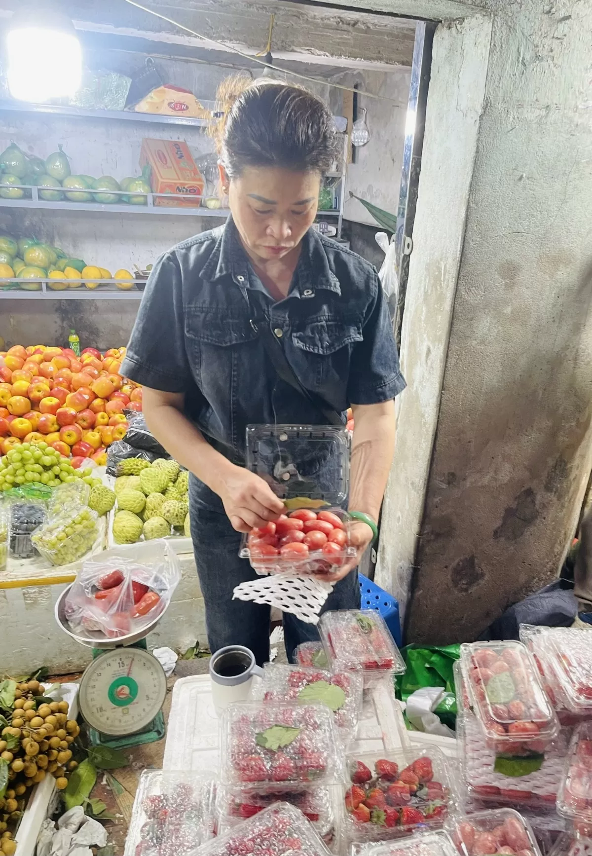 Nhót đầu vụ được bán nhiều tại các chợ truyền thống. Ảnh: Nguyễn Thanh