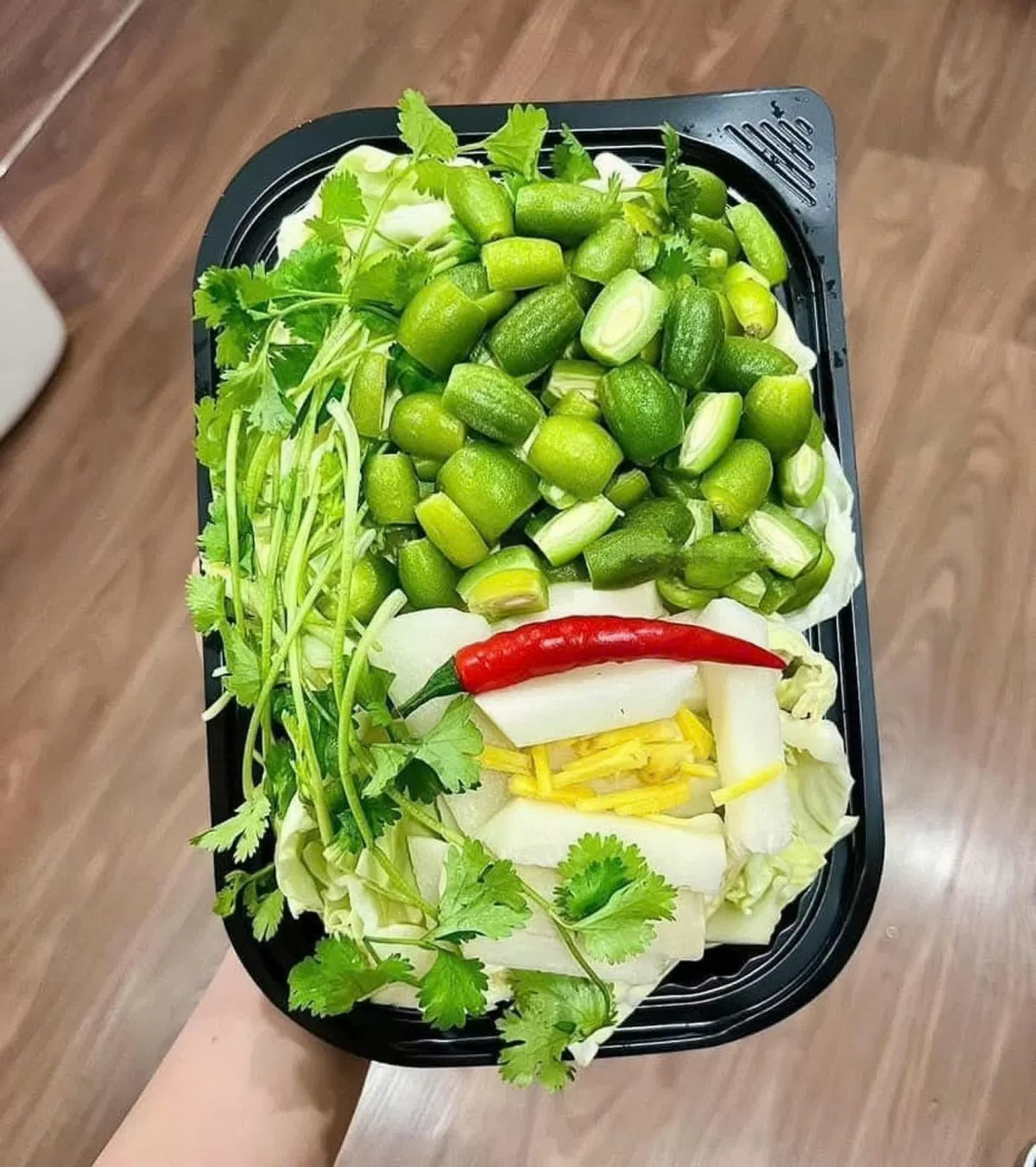 Set nhót xanh kèm rau và chẩm chéo được hội chị em yêu thích vì hương vị độc đáo. Ảnh: Nguyễn Vân