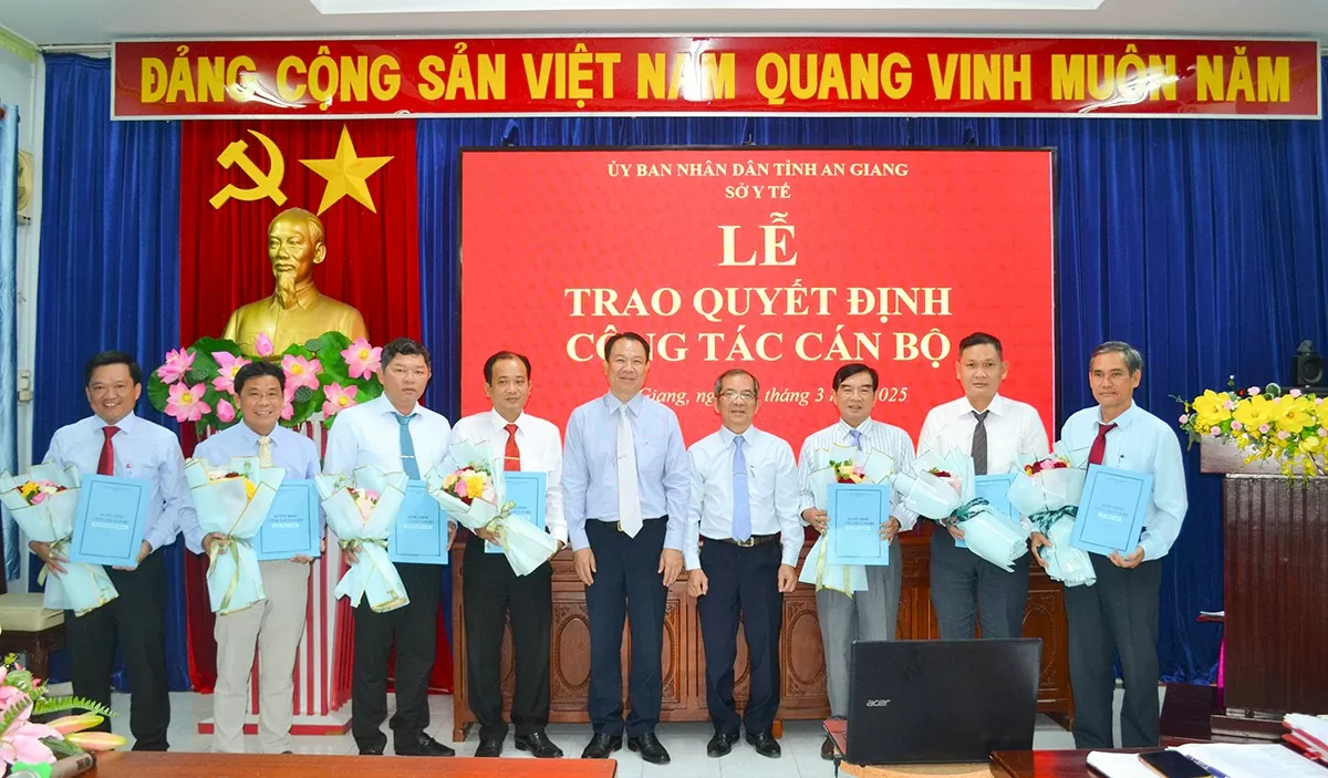PGS.TS., BS Trần Quang Hiền, Bí thư Đảng ủy, Giám đốc Sở Y tế và DS.CKII Từ Hoàng Tước, Phó Giám đốc Sở Y tế trao quyết định cho các cán bộ