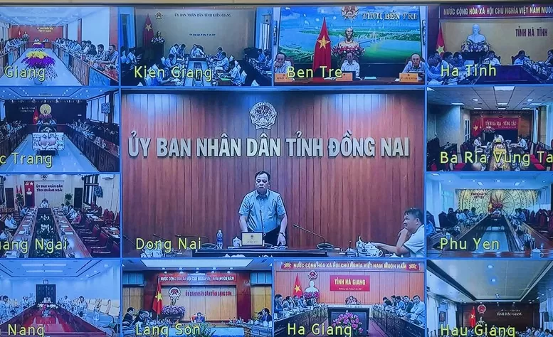 Lãnh đạo các địa phương có dự án cao tốc đi qua dự họp theo hình thức trực tuyến tại điểm cầu các địa phương - Ảnh: VGP/Nhật Bắc