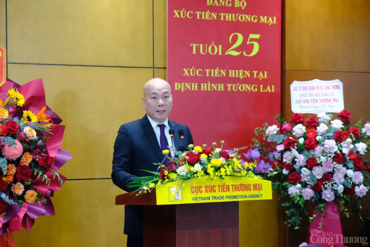 Cục trưởng Cục Xúc tiến thương mại Vũ Bá Phủ phát biểu khai mạc. Ảnh: Trần Đình