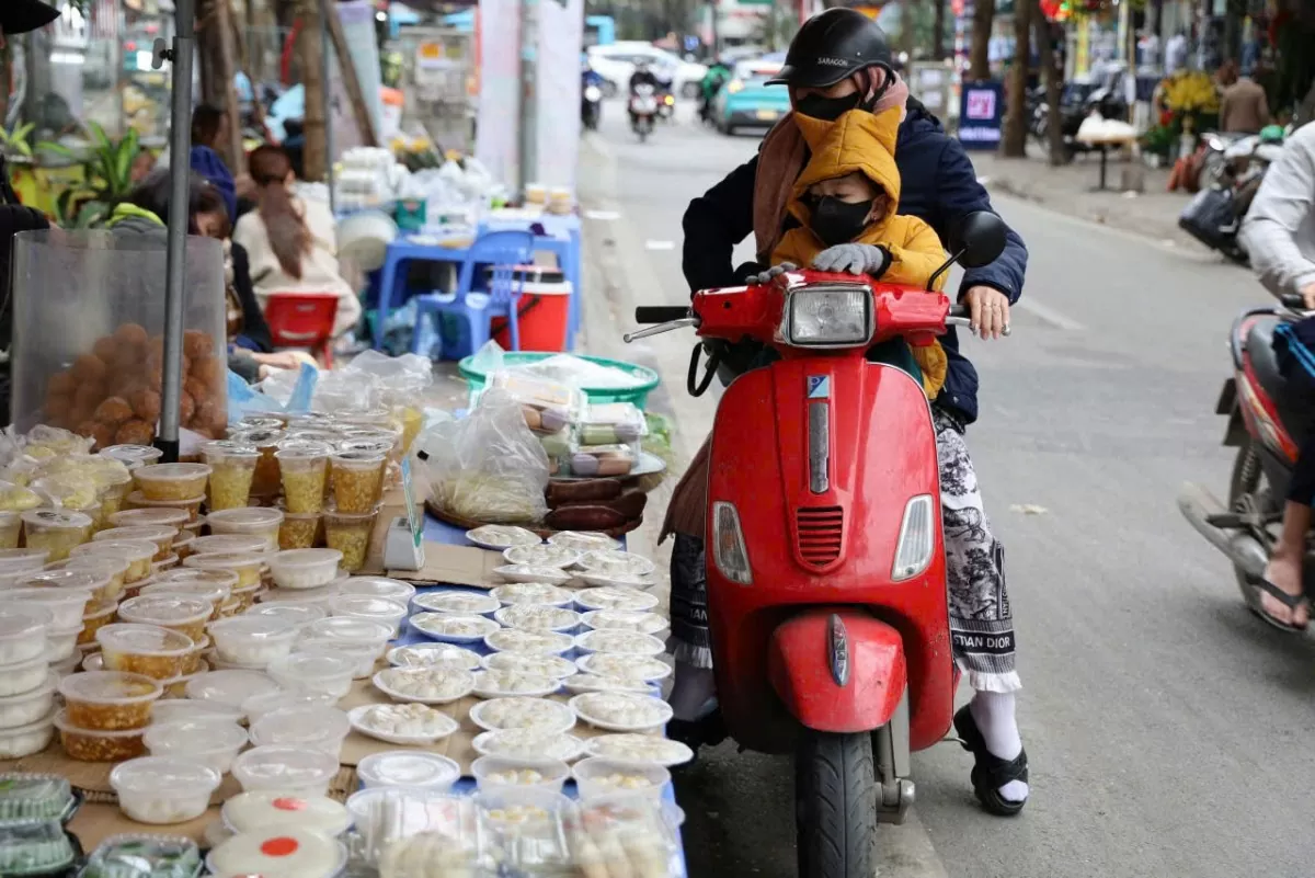 Khách hàng ghé mua bánh trôi, bánh chay tại chợ Nghĩa Tân (Cầu Giấy, Hà Nội). Ảnh: Lê Vân.