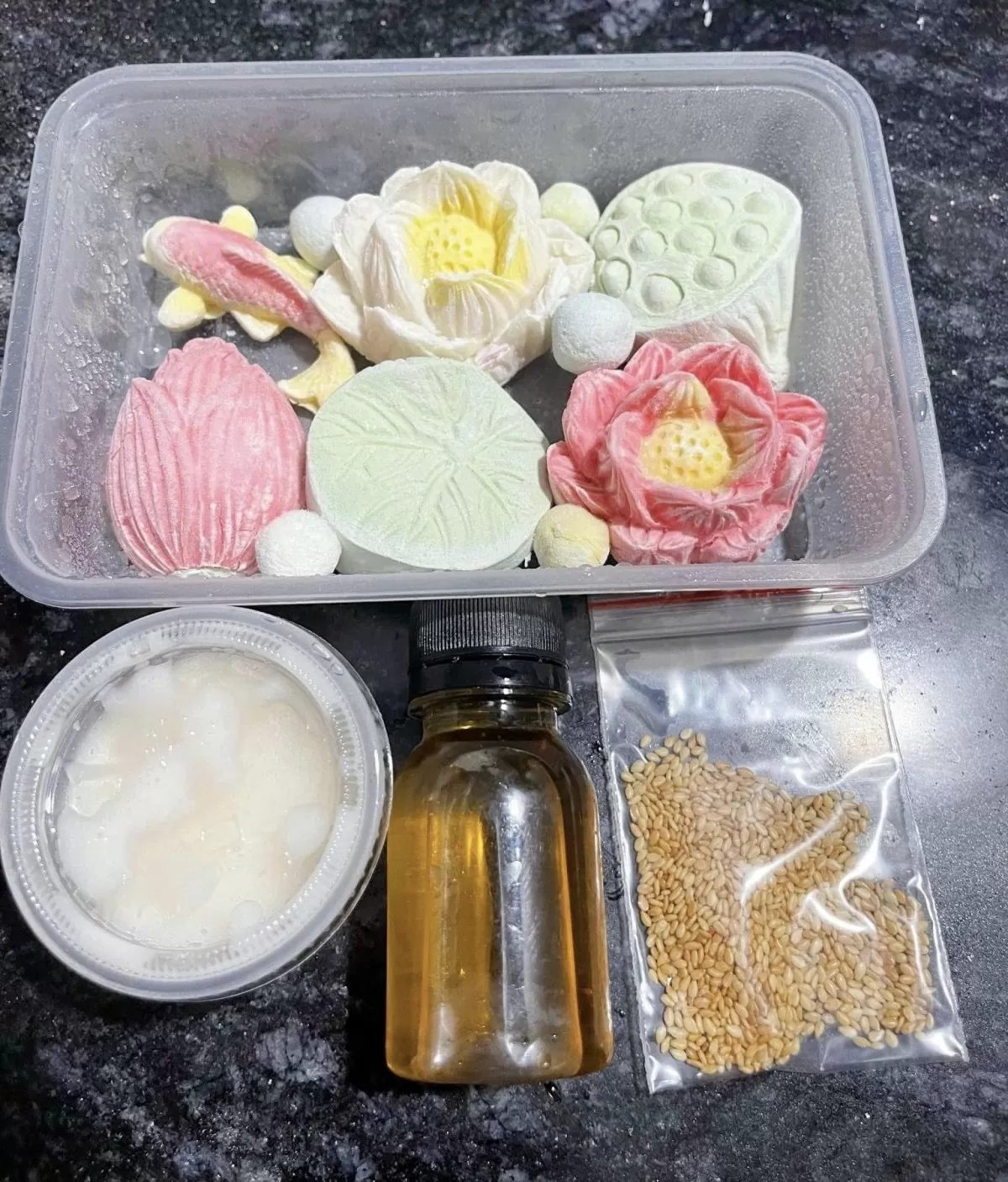 Một set bánh trôi bánh chay tạo hình hồ sen với đầy đủ nước đường, vừng rang, dừa nạo đi kèm. Ảnh: Nguyễn Thanh