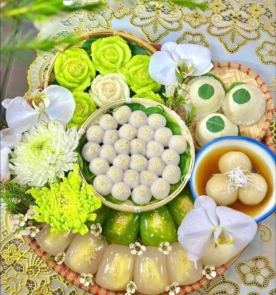 Mâm lễ ngoài bánh trôi bánh chay truyền thống sẽ có thêm bánh xu xê, xôi cốm... được bán với giá từ 400.000 đồng