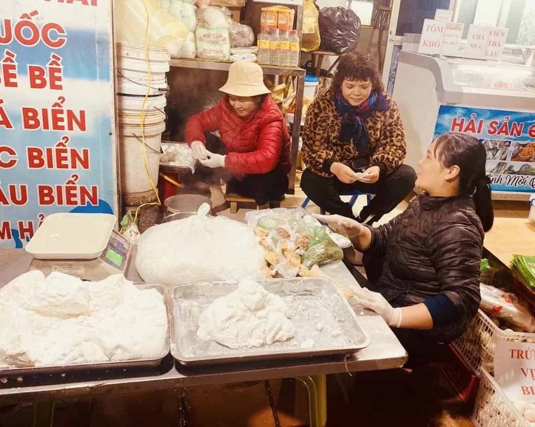 Cô Hồng Anh đang thoăn thoắt nặn bánh để kịp trả đơn cho khách hàng. Ảnh: Nguyễn Thanh