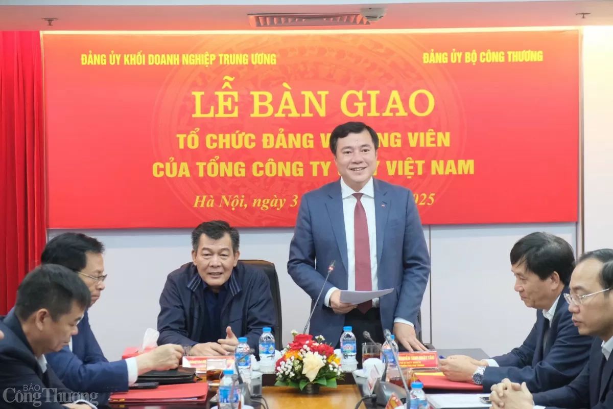 Thứ trưởng Nguyễn Sinh Nhật Tân phát biểu tại hội nghị. 