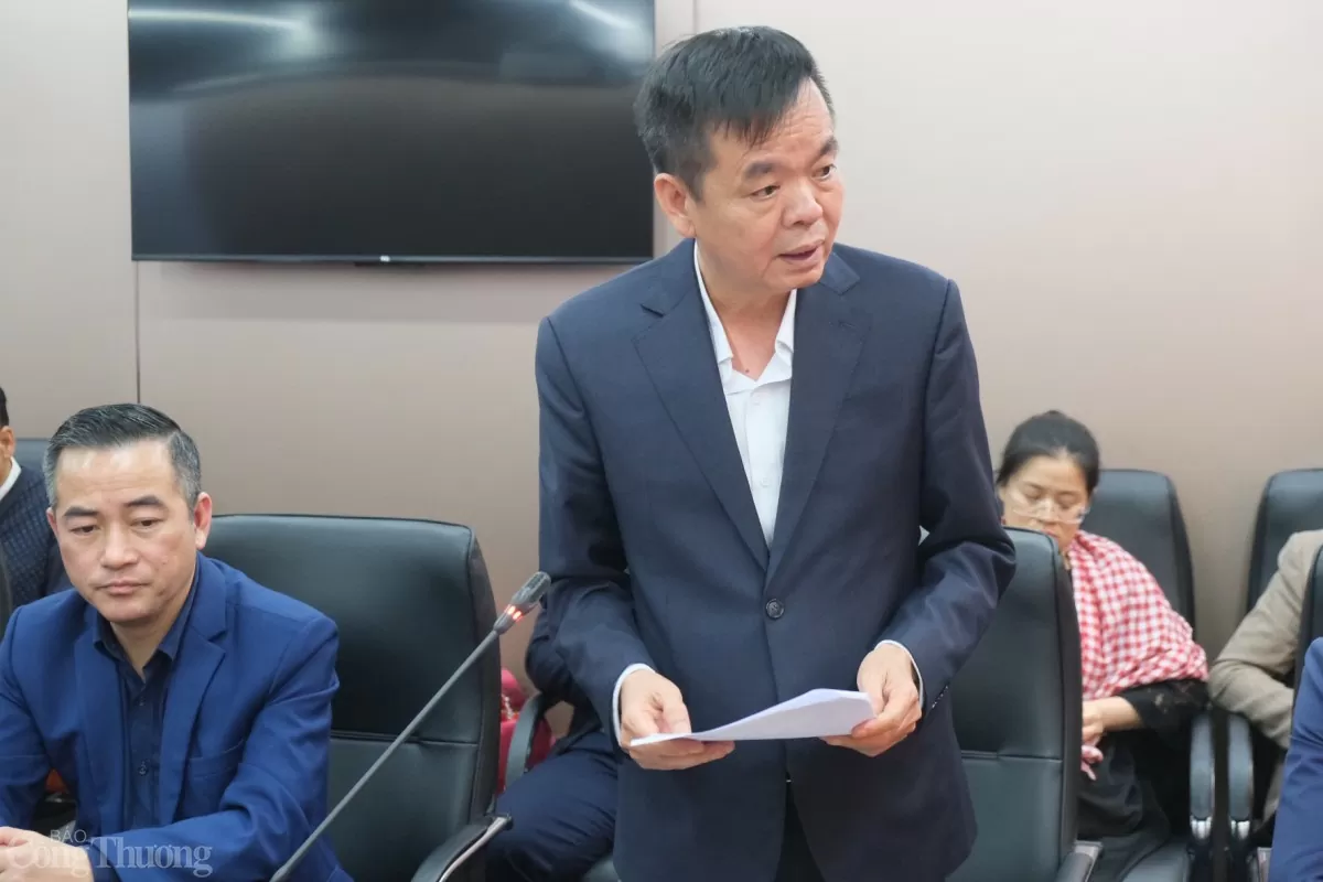 đồng chí Cao Văn Sơn, Bí thư Đảng ủy, Chủ tịch Hội đồng thành viên Tổng Công ty Giấy Việt Nam phát biểu tại buổi lễ. 