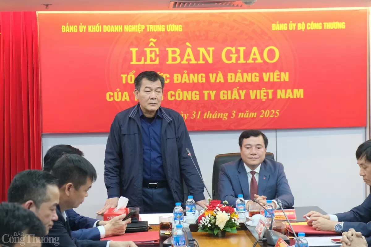 Đồng chí Nguyễn Đức Phong phát biểu tại hội nghị. 