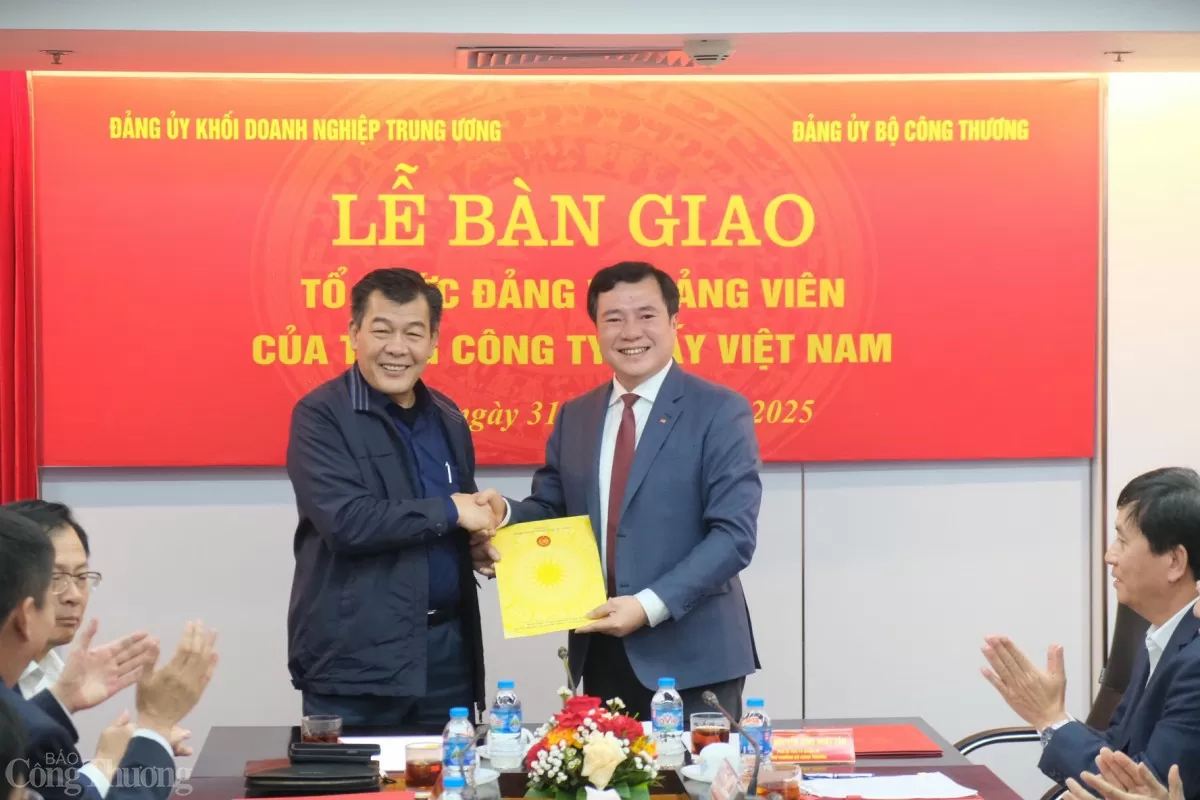đồng chí Nguyễn Đức Phong, Phó Bí thư Thường trực, điều hành Đảng bộ khối doanh nghiệp Trung ương; đồng chí Nguyễn Sinh Nhật Tân, Phó Bí thư Thường trực Đảng ủy Bộ, Thứ trưởng Bộ Công Thương