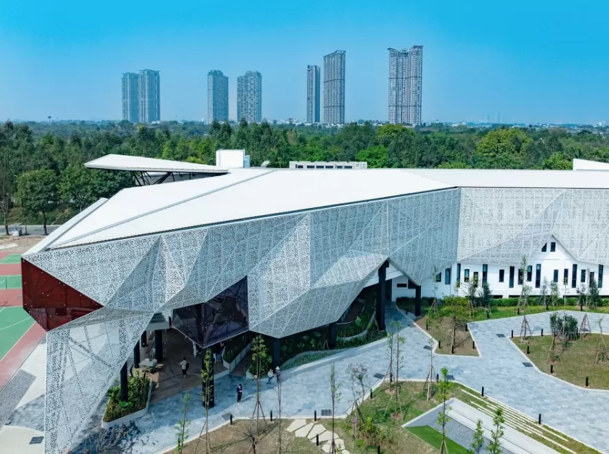 Bao quanh 5 tòa nhà là kiến trúc dạng lưới tổ ong mang ánh sáng tự nhiên cho không gian sinh hoạt chung, đồng thời hoạt động như điều hòa tự nhiên cung cấp không khí trong lành. Nhờ các giải pháp thiết kế hiệu quả, toàn trường có thể tiết kiệm đến 44,97% điện năng trung bình