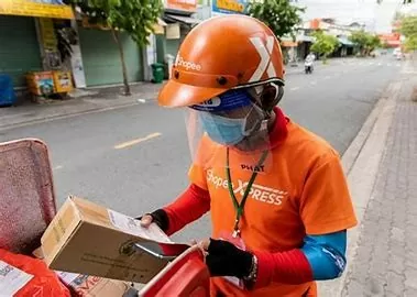 Shopee đã hợp tác với nhiều đối tác logistics bên thứ ba như Giao Hàng Nhanh (GHTK), Ninja Van và BEST Express để mở rộng mạng lưới vận chuyển. Ảnh minh họa