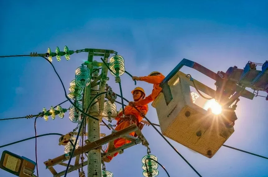 Công nhân điện lực kiểm tra, xử lý khiếm khuyết đường dây, đảm bảo cấp điện mùa nắng nóng
