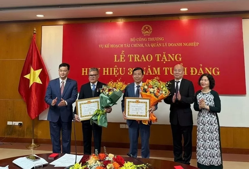 Đồng chí Đỗ Văn Côi và đồng chí Dương Văn Huyên vinh dự được nhận Huy hiệu 30 năm tuổi đảng