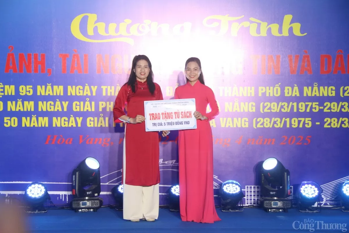 Thư viện Khoa học Tổng hợp Đà Nẵng trao tặng tủ sách cho đại diện UBND huyện Hòa Vang