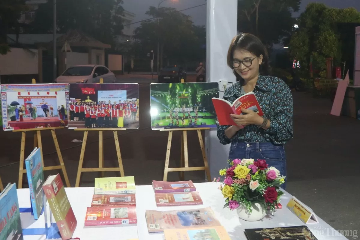 Sự kiện thu hút người dân đến thưởng lãm và đọc sách