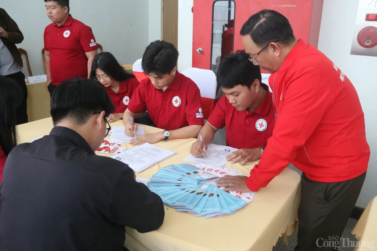 Tình nguyện viên điền đơn đăng ký hiến máu nhân đạo